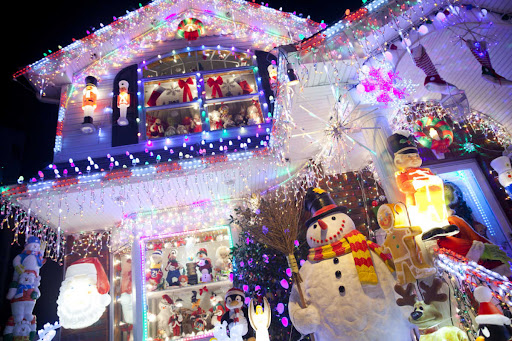 a house with lots of different Christmas decorations